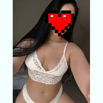 Красивая ухоженная сексуальная брюнетка приглашает щедрого мужчину